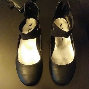 Girls shoes size 3 worn twice.